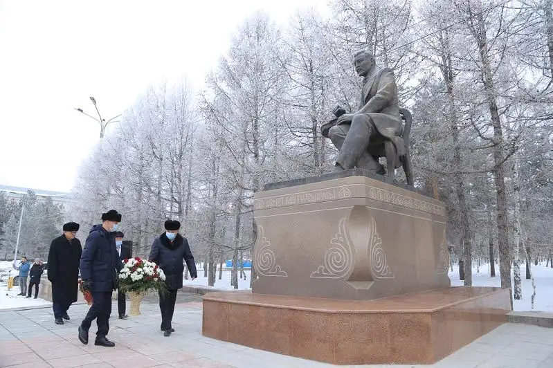 150-летие Ахмета Байтурсынова: в Костанае возложили цветы к памятнику просветителя