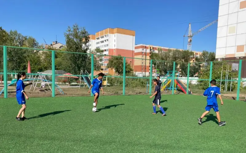 В футбол с профессионалами сыграли находящиеся в трудной жизненной ситуации дети в Павлодаре