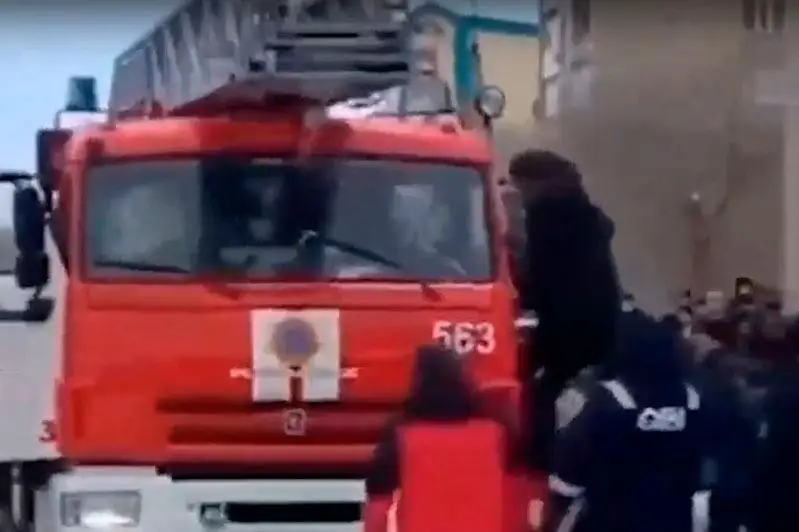 Qańtardaǵy oqıǵalar: Jelide jedel járdem men órt sóndirýshilerge shabýyldaǵan vıdeo tarady