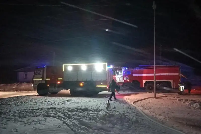 Двух человек спасли при пожаре в ВКО