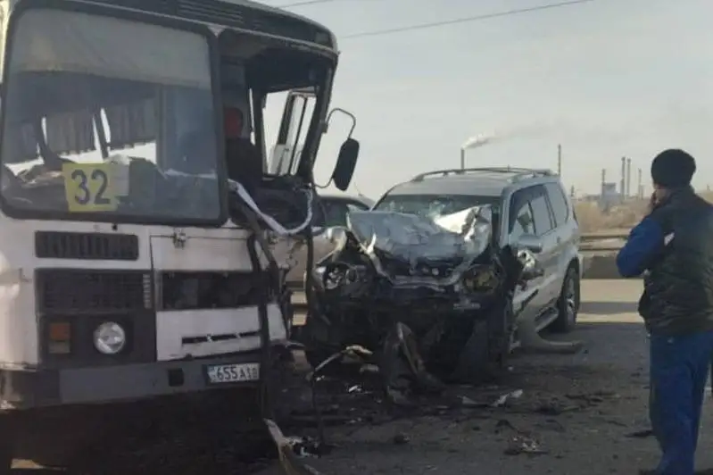 ShQO-da kólik tizgindep kele jatyp, qalǵyp ketken polıtseı avtobýspen soqtyǵysty