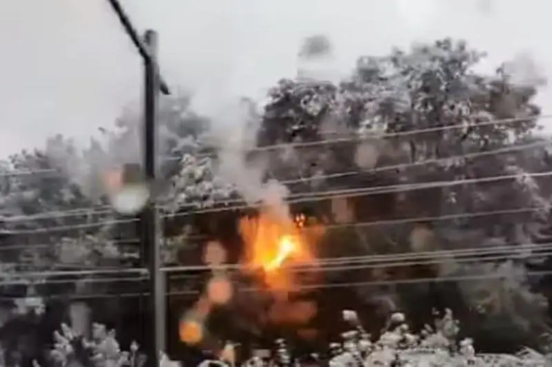 Электрические провода горели на перегоне в Алматы