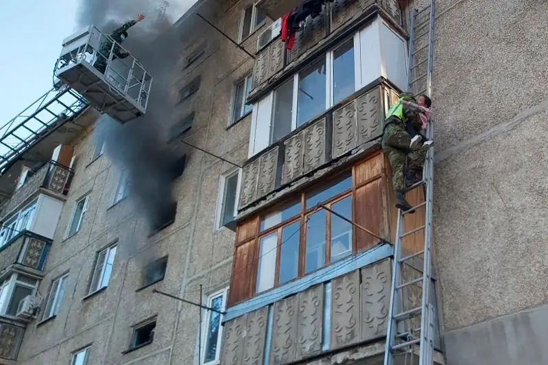 Шесть человек спасли при пожаре в многоэтажке в Талдыкоргане