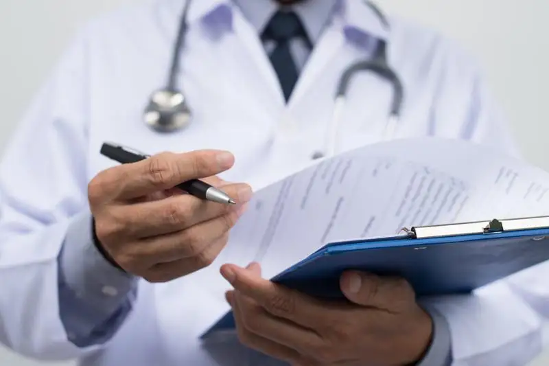 Almatyda naýqastarǵa durys qyzmet kórsetpegen aýrýhanalarǵa 889 mln teńge aıyppul salyndy