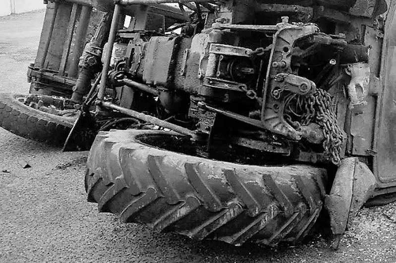 Qostanaı oblysynda traktor aýdarylyp, úsh adam mert boldy