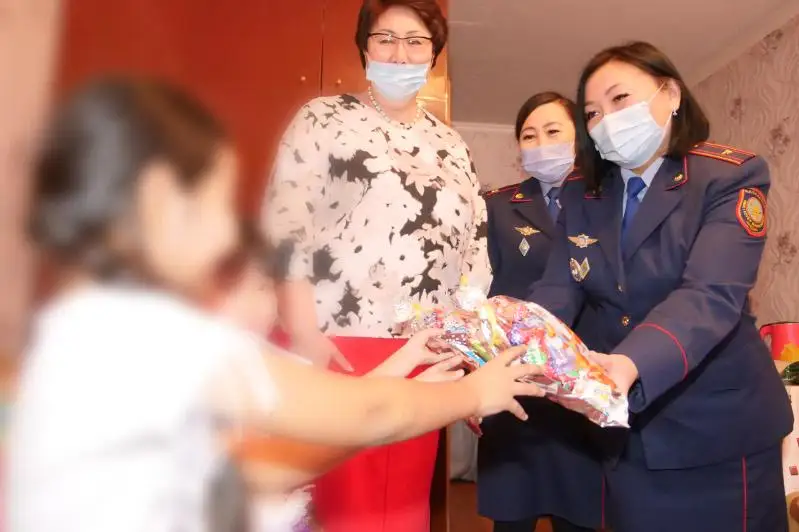 В многодетные семьи приехали с подарками полицейские СКО