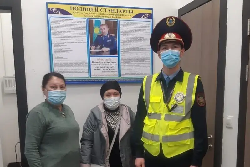 Сумку с четырьмя тысячами долларов вернули жительнице Шымкента транспортные полицейские