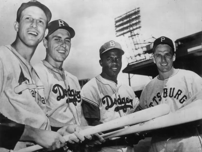 Jackie-Robinson-Becomes-A-Dodger-19471-800x600