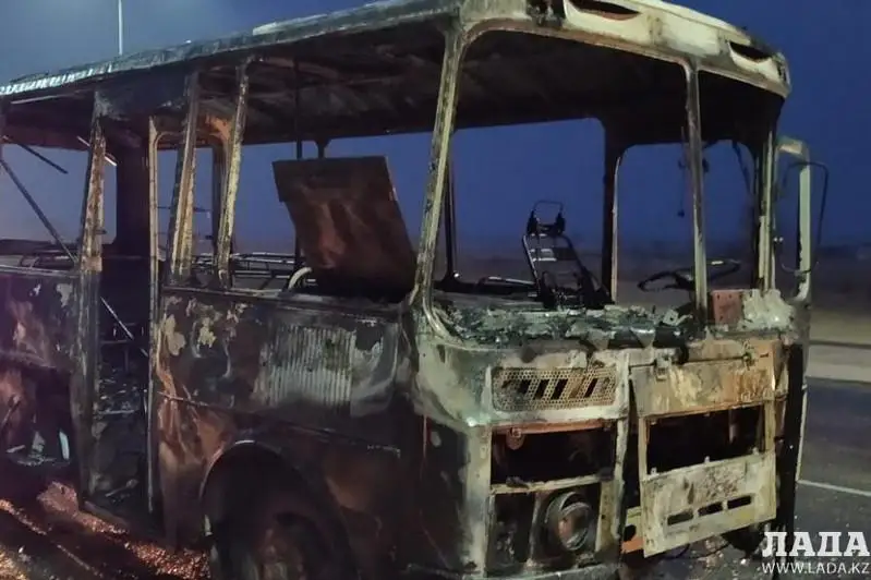 Автобус сгорел на трассе в Актау