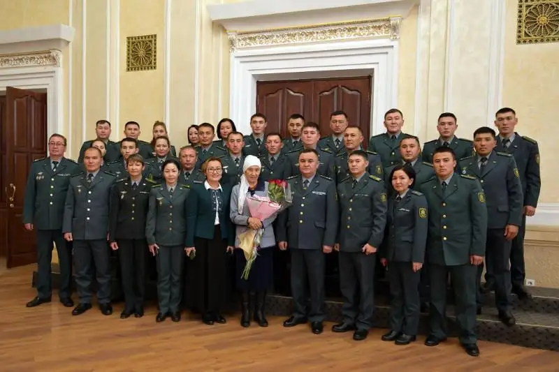 Матери погибшего на таджикско-афганской границе героя-пограничника вручили медаль в Семее