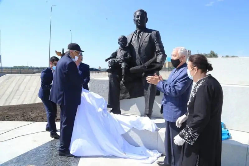 Памятник академику Кенжегали Сагадиеву открыли в Костанае