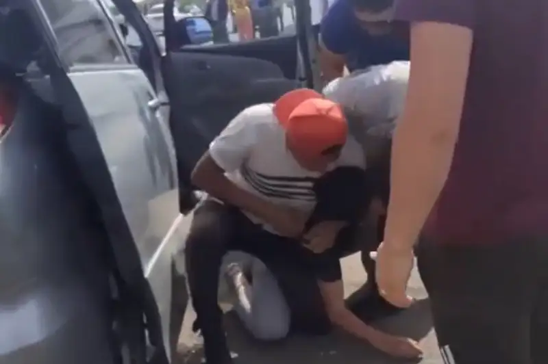 Таксист едва не задушил коллегу в Талдыкоргане