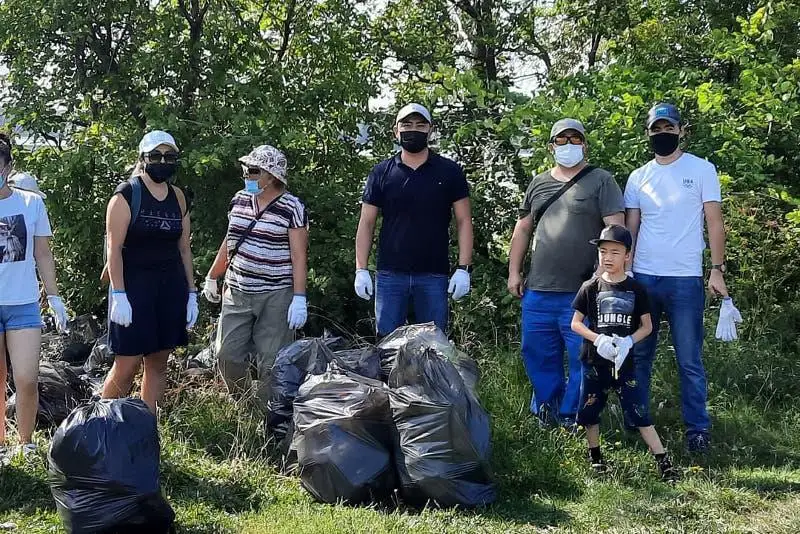 Более ста мешков мусора собрали волонтеры на берегу озера в СКО