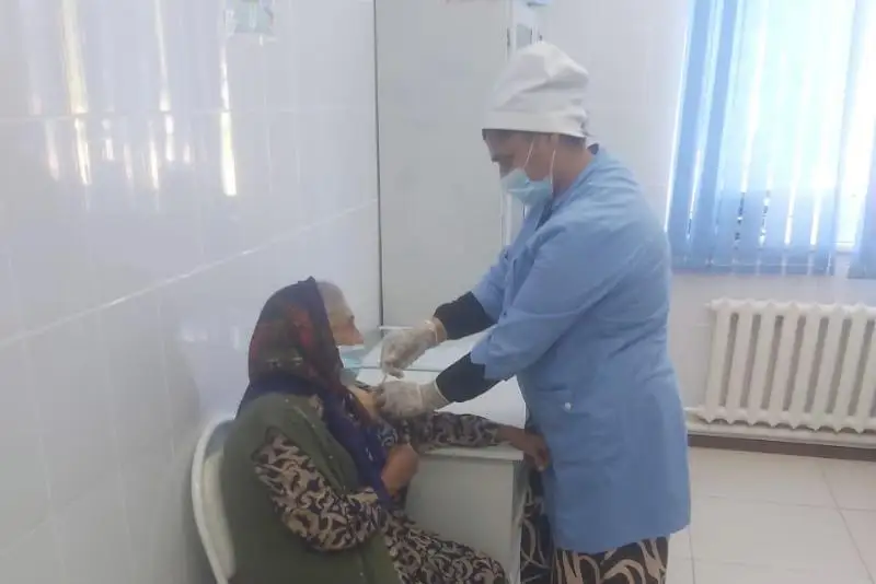 96-летняя жительница Жамбылской области приняла вторую дозу прививки от КВИ