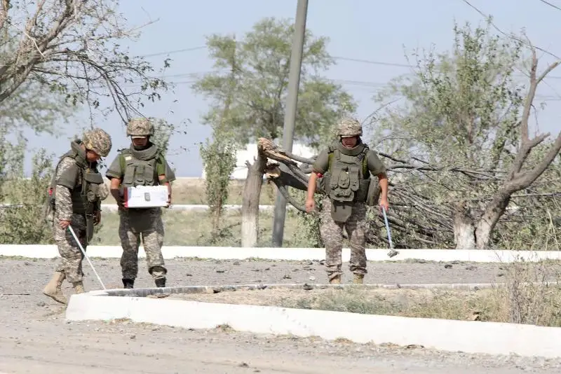 Военные саперы работают на складе инженерных боеприпасов в Жамбылской области
