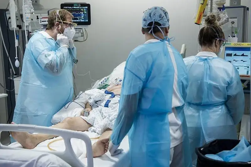 В США сравнили шансы попасть в больницу с коронавирусом у привитых и непривитых