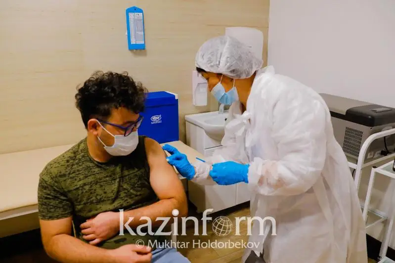 Сколько человек привились от COVID-19 в Казахстане
