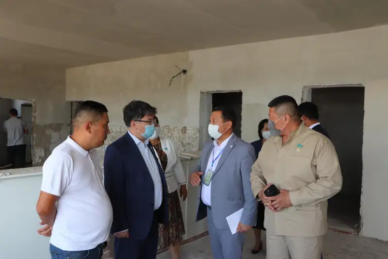 Мажилисмены ознакомились с ремонтом сельской школы в Кызылординской области