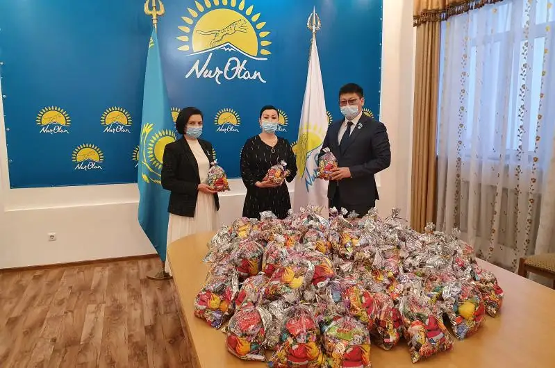 Руководитель колледжа на полученную к празднику премию купил подарки 100 детям павлодарского села