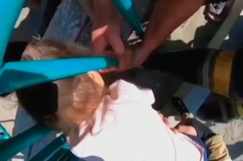 Застрявшего головой в металлическом заборе ребенка освободили карагандинские спасатели