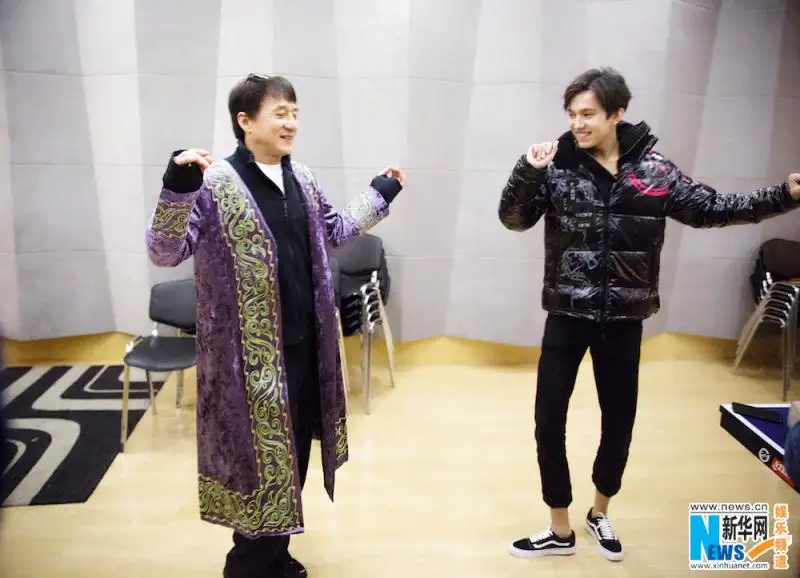 Джеки Чанның Димаш Құдайбергенге үйреткен биі