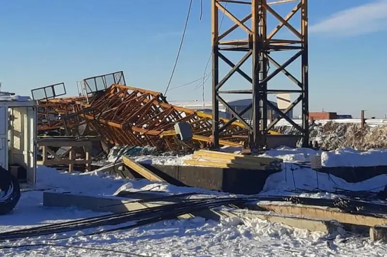 Рабочий погиб при падении крана в Нур-Султане