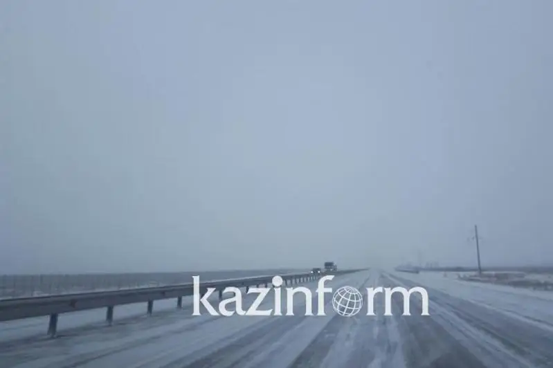 Дороги закрывают из-за сильной метели в Жамбылской области