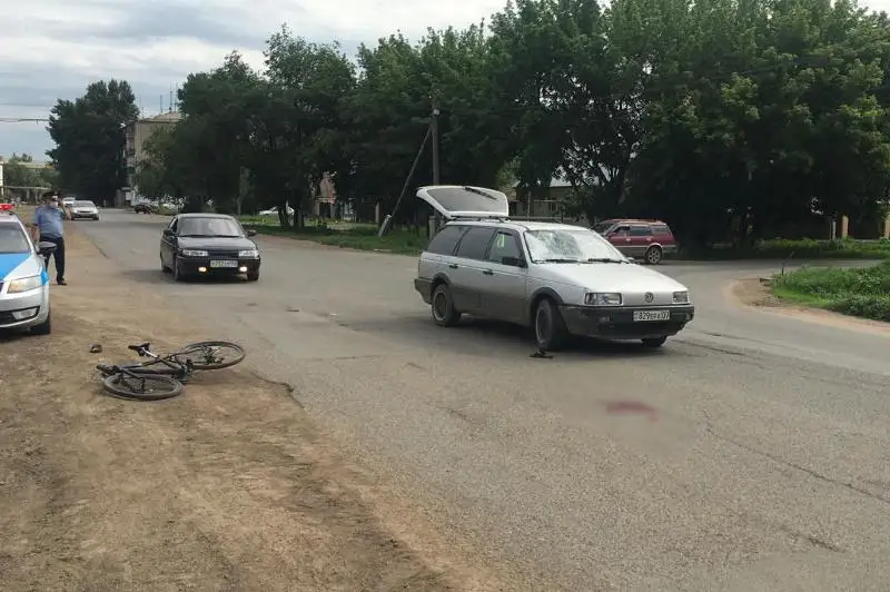 Оралда автокөлік қағып кеткен велосипед мінген ер адам ауруханаға жеткізілді