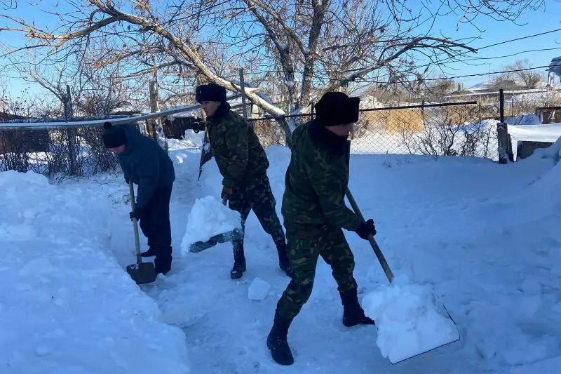 Расчищать снег помогают пенсионерам костанайские спасатели