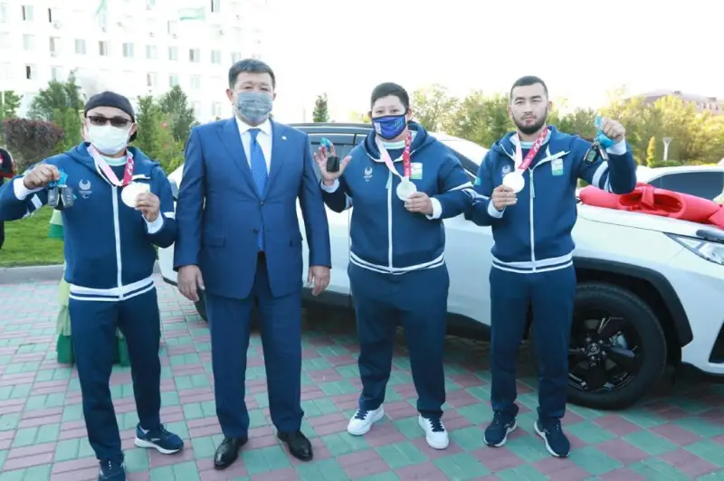 Паралимпийцам вручили ключи от квартир и автомобилей в Атырау