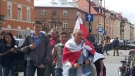 Варшава көшесінде жүрген адамдар. 2013 жыл. (Көрнекі сурет)