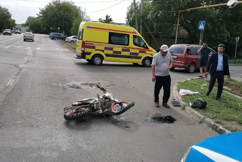 Оралда автокөлік мотоциклмен жүрген екі жасөспірімді қағып кетті