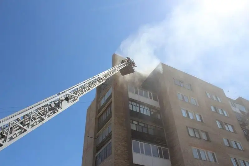 35 человек эвакуировали при пожаре из многоэтажки в Кокшетау