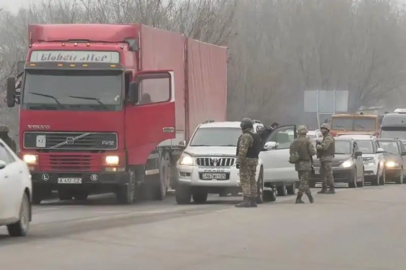 Военнослужащие Алматинского гарнизона ведут проверку документов и досмотр транспорта