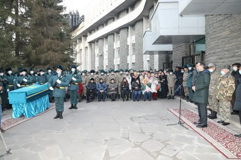 Almatyda lańkesterdiń qolynan qaza tapqan ofıtser Sándibek Haırovty aqtyq saparǵa shyǵaryp saldy