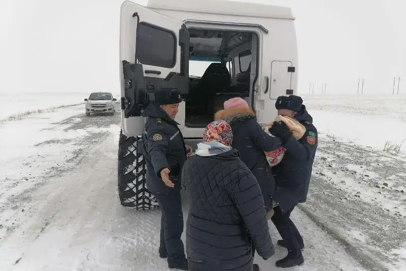 Aqtóbede borandy kúni jolda qalǵan adamdar qutqaryldy