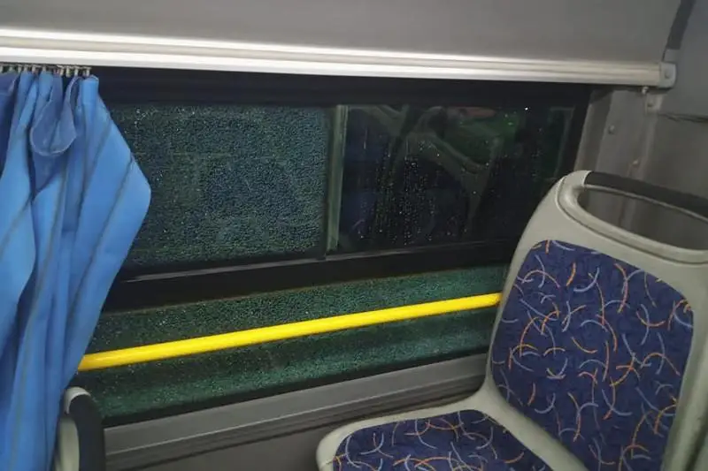 Пассажирский автобус закидали камнями в Алматы