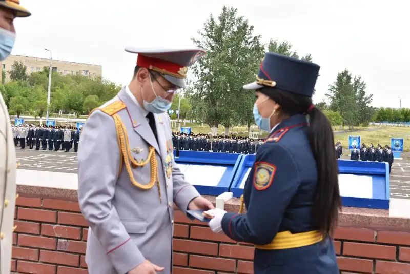 Выпускникам Карагандинской академии МВД им. Бейсенова вручили дипломы