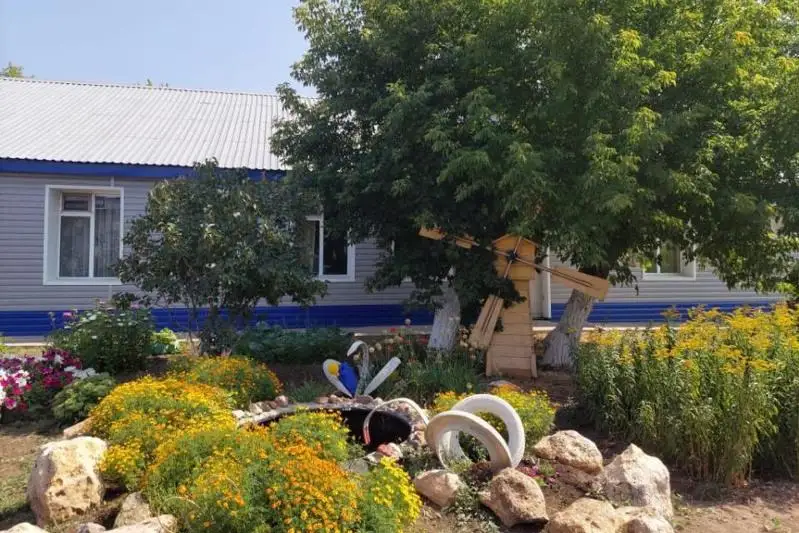 В сказочный сад превратили школьный двор ученики в Шахтинске