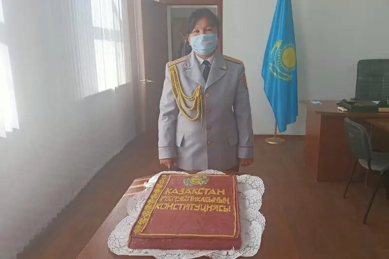 Торт в виде Конституции РК испекли в Карагандинской области