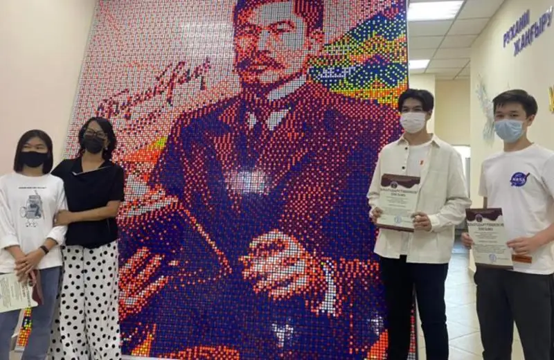 Портрет Алихана Букейханова собрали из кубиков Рубика в Семее