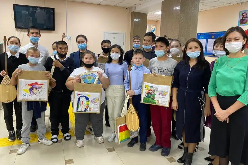 Домбру и экосумки вручили детям с особыми потребностями, участвовавшим в онлайн-аукционе Ornek