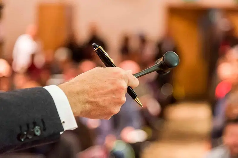 Изменить порядок проведения аукционов имущества должников поручил Глава государства