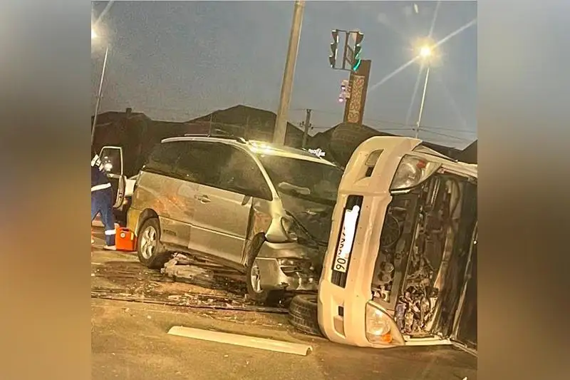 Двое человек пострадали при столкновении Toyota в Атырау