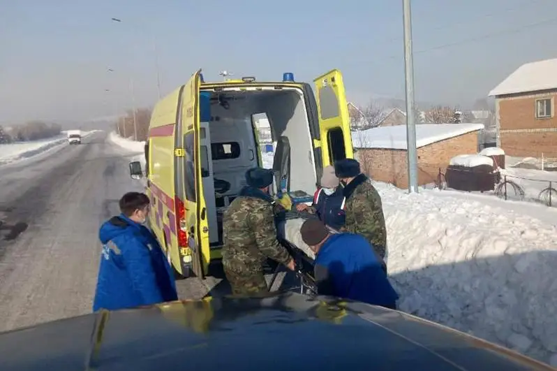 ShQO qutqarýshylary jolda qalǵan dárigerlerge naýqasqa jetýge kómektesti