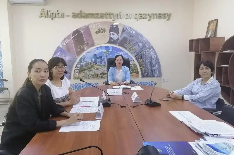 Memlekettik tildi úıretýdegi zamanaýı ádistemelik ónimder tanystyryldy