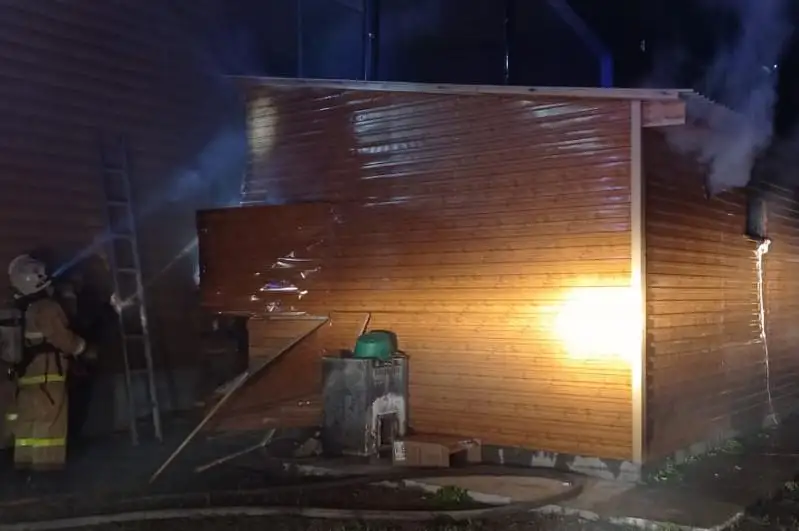 В Усть-Каменогорске произошел пожар в банном комплексе