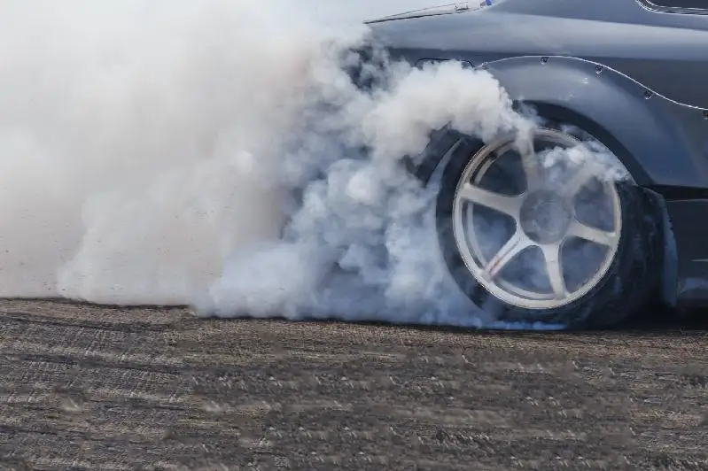 Пьяный водитель легковушки устроил дрифт на дороге в Павлодаре