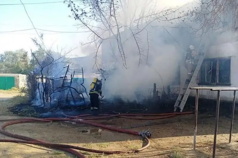 В Жезказгане загорелся двухэтажный жилой дом