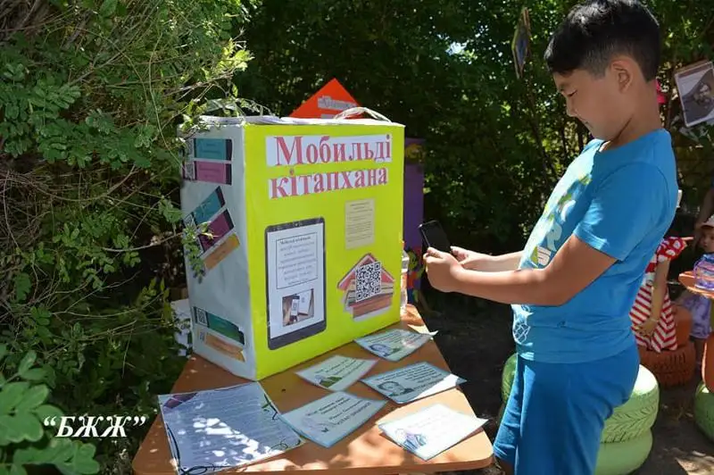 Скамейка-библиотека появилась в одном из посёлков в Карагандинской области